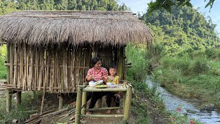 Download Lagu Linda skillfully completed the table and chair set and prepared a rare dish from banana leaf worms. MP3