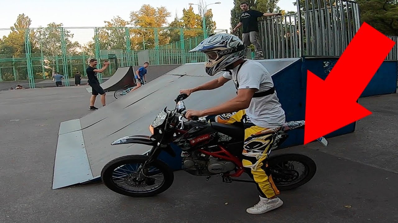 Можно ли на питбайке ездить по дорогам. Питбайк для езды по городу. Стант по городу на питбайке. Кататься на питбайке стант. Питбайк трюки для новичков.