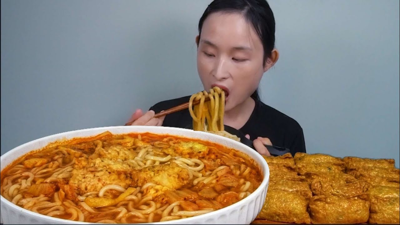 얼큰한 국물이 끝내주는 투다리김치우동 6인분과 유부초밥 먹방