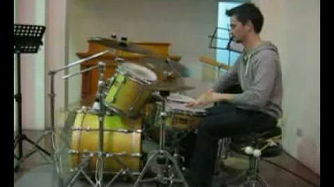 Samuel Mazur demonstrates how to play drums like p...