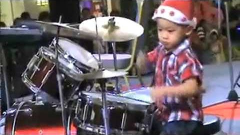Howard Wong playing I Hate Myself for Loving You