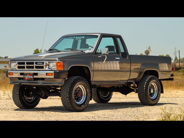1985 Toyota Pickup SR5 4WD Light Video - YouTube