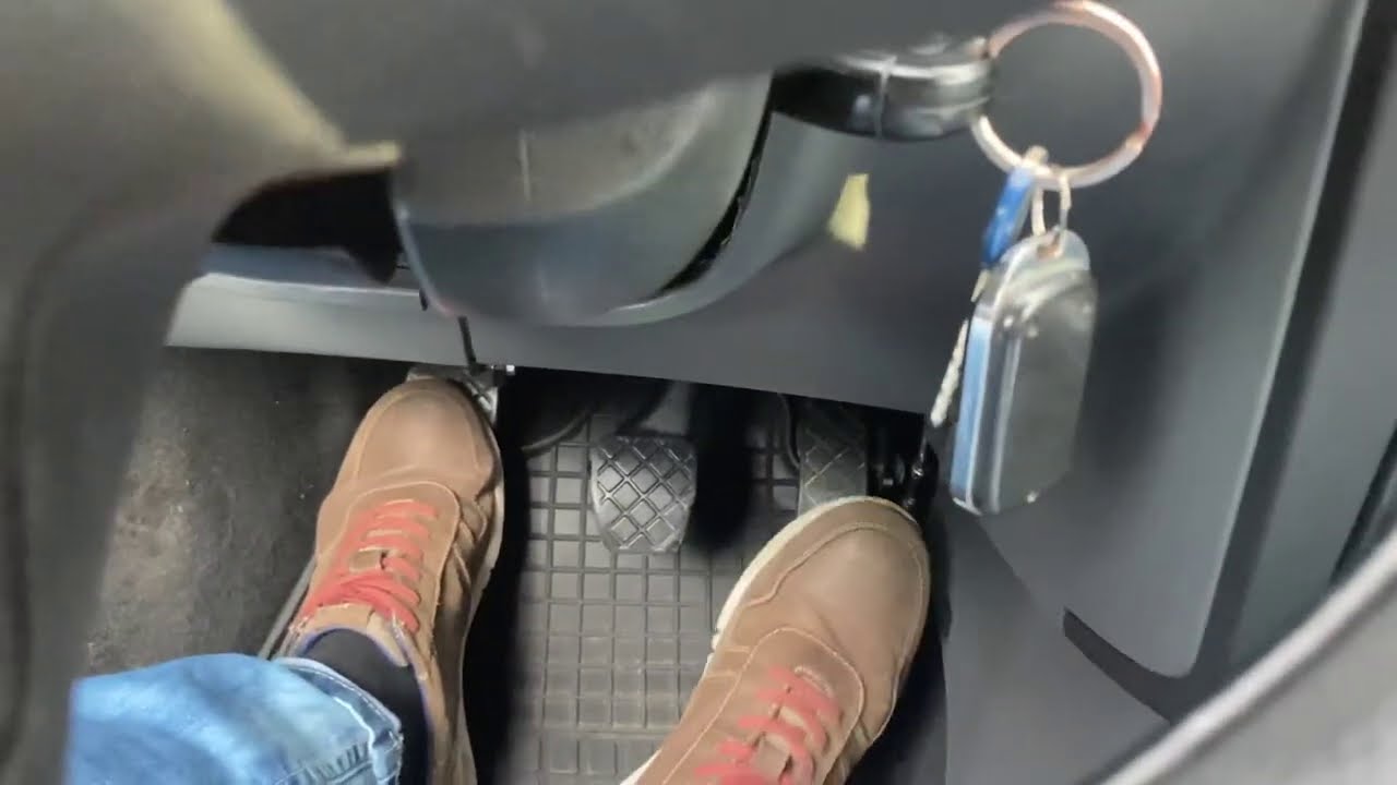 Elindulás emelkedőn ( “ kézifékes “indulás) azaz emelkedőn való elindulás kézifék segítségével-