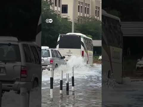 दुबई में ओले भी पड़े, और बाढ़ भी आई [Flooding in Dubai after heavy rain]