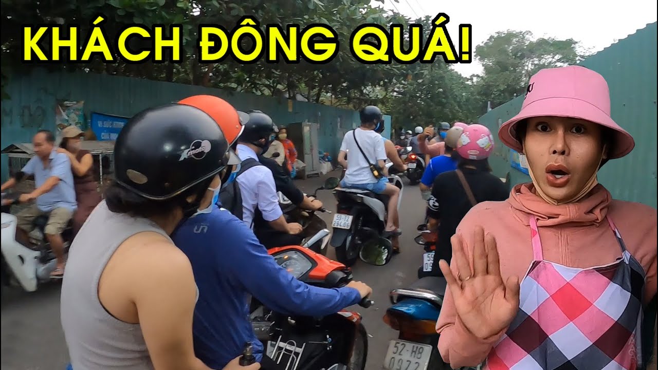 DIVA Cát Thy thất thủ: Khách mua bánh tráng trộn đông quá