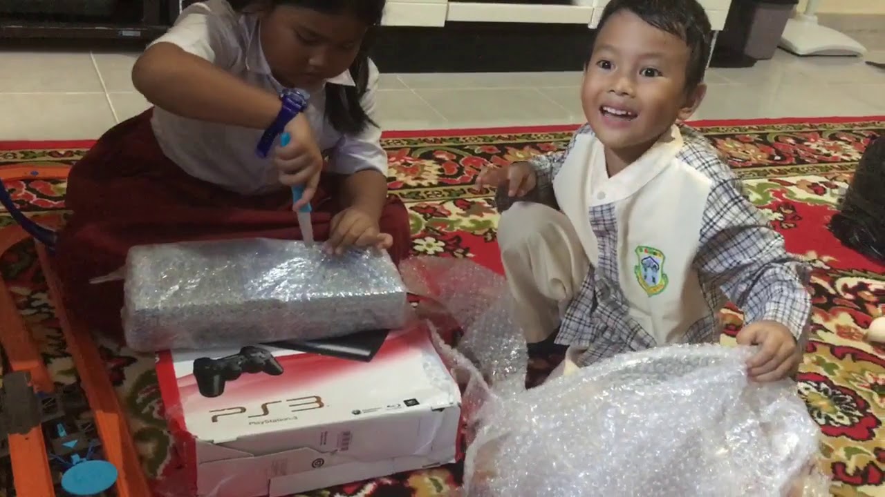 CheCe unboxing PS3 - YouTube