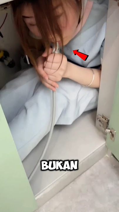 The girl was suspicious of the bad smell #shorts #trendingshorts