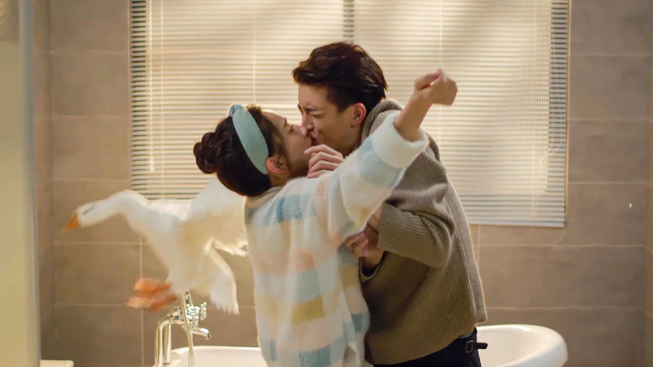 В хаосе генеральный директор -миллиардер забрал первый поцелуй Золушки, поворачиваясь!