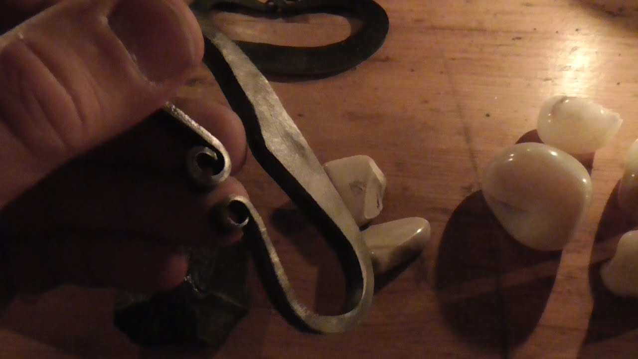 Feuer schlagen mit dem germanischen Funkeneisen