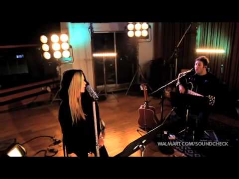 Avril Lavigne-Girlfriend ( Walmart Soundcheck 2011)