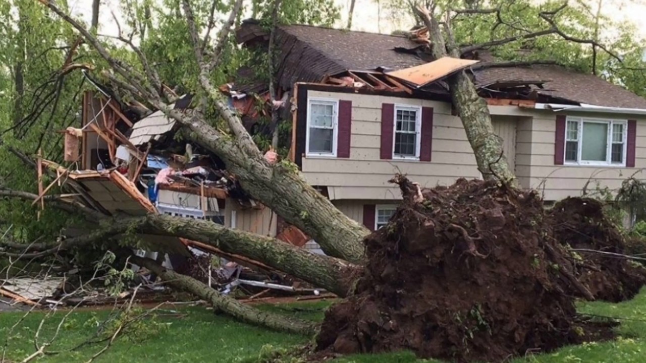 Дома сломанный крышей. Storm Damage. Проломленная деревянная крыша. Storm Damage Restoration. Разбитая крыша.