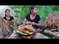 Survival cooking in forest - Beef stomach soup spicy with papaya for food with dog - Cooking for dog