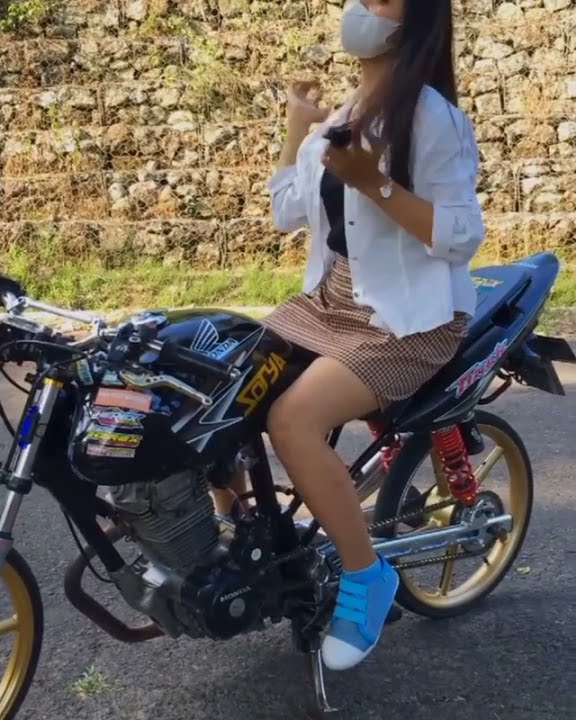 Story'wa motor Honda Tiger ll ada cewek cantiknya bos ku 😁👍