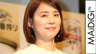 石田ゆり子、透け感レーストップスで大人の白コーデ　ゴールドで華やかに