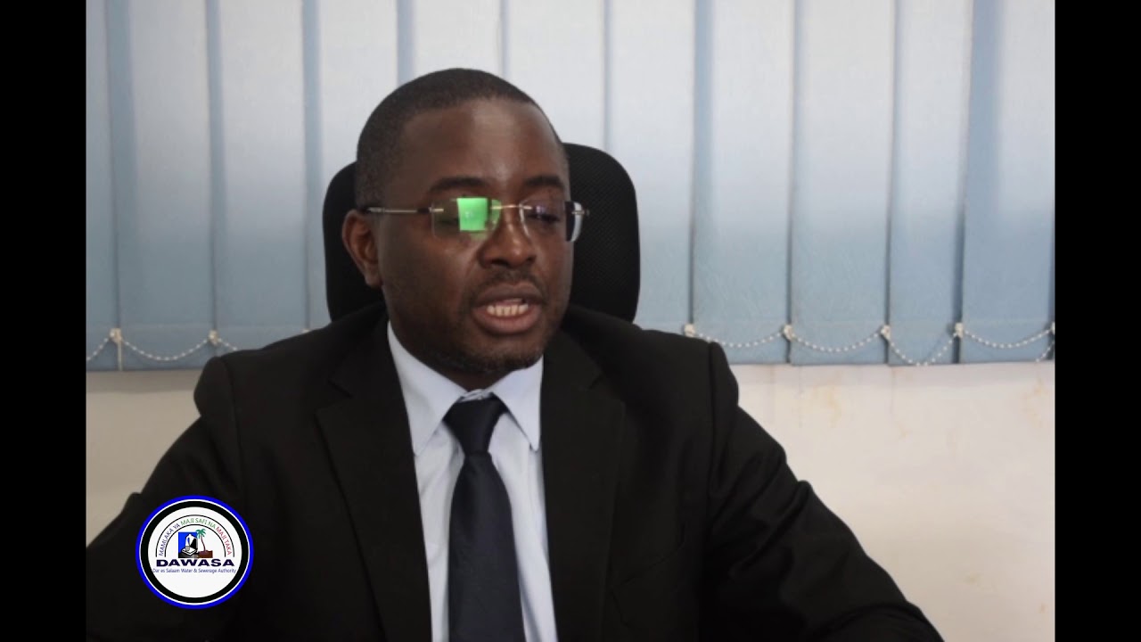 Mkuu wa Kitengo cha Tehama DAWASA Bw. Kiula Kingu akifafanua mfumo mpya wa usomaji wa bili za maji.