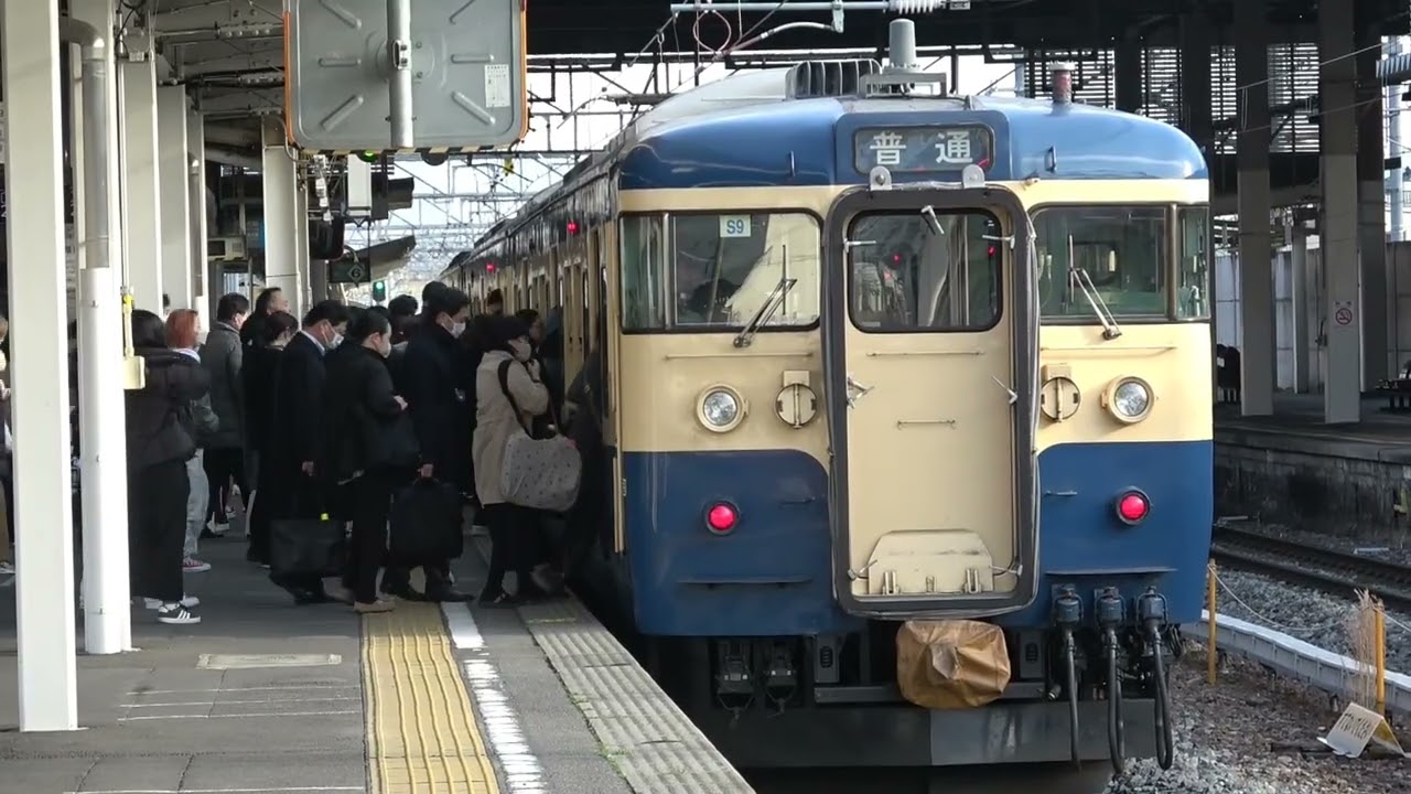 令和8年3月平日初日、ダイヤ改正まで残り2週間を切り、ダイヤ改正以降で朝の時間帯にて運用が変わる、しなの鉄道115系普通列車と、ダイヤ改正以降も運用が変わらない、しなの鉄道115系普通列車ほか。