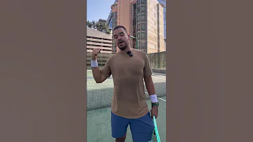 كيف اللاعب يفوز بالنقاط في مباريات التنس الأرضي 