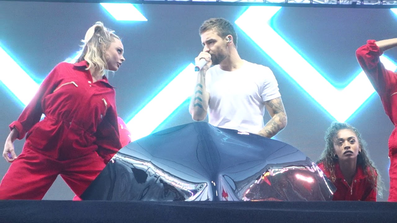 Liam Payne performs DRAG ME DOWN in Sydney