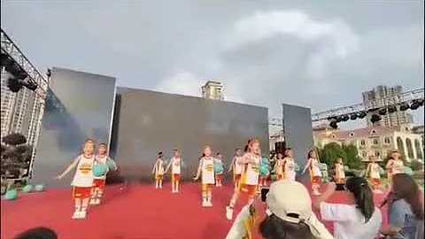 江西南昌一市政廣場舉辦六一文藝表演綵排 唱到“我們是共產主義接班人”時 背景屏垮塌倒下 九名幼兒被砸傷 - 天天要聞