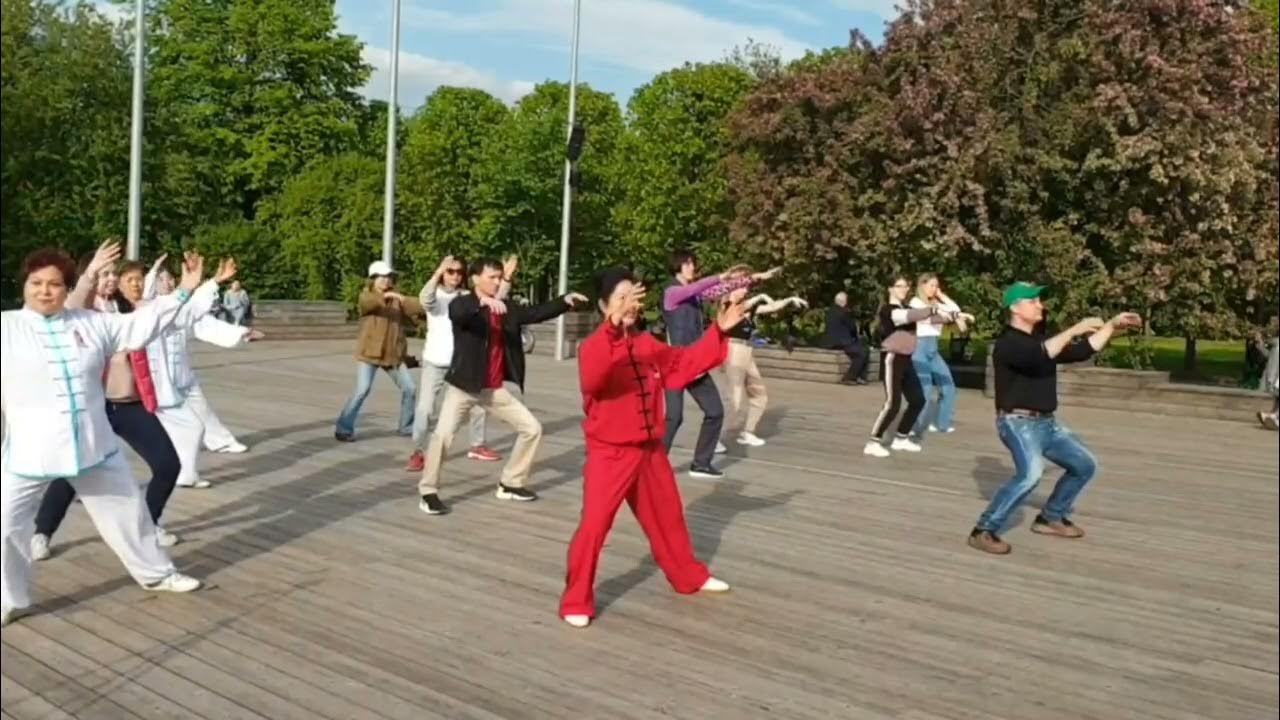Занятия цигун в парках Китая