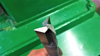 Drill bit for drilling a square hole