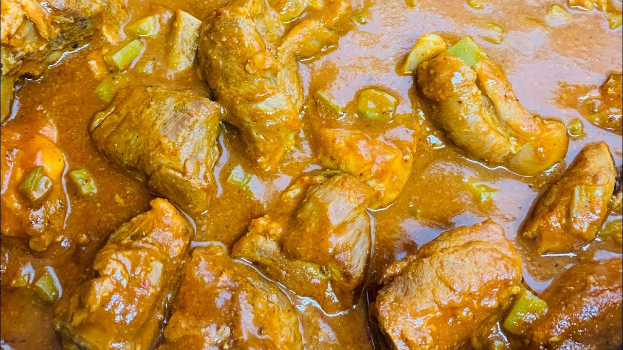 Costillas de puerco con chile costeño y nopales - YouTube