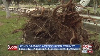 Strong winds blow through Bakersfield, Kern County