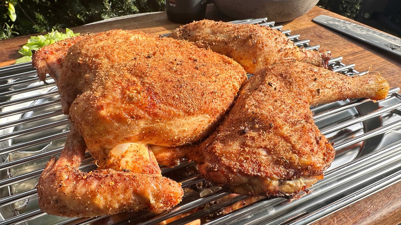 Roadkill Chicken mit Grillkartoffeln vom Kugelgrill