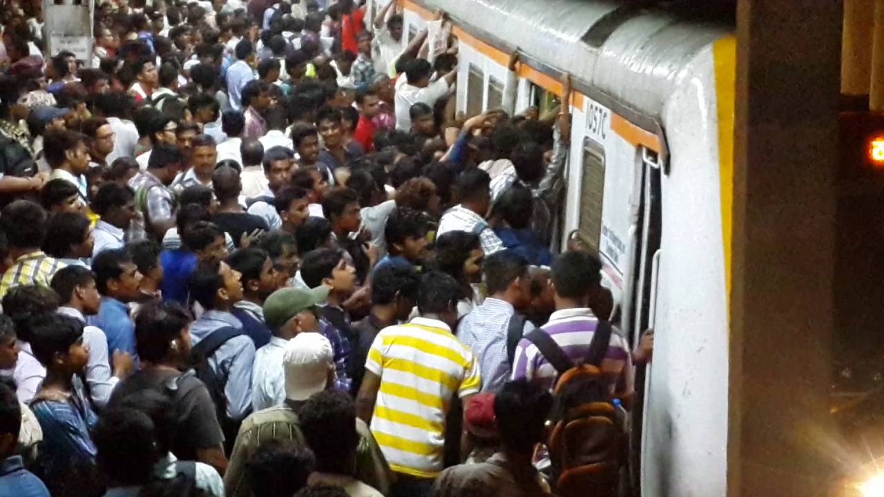 Мумбаи сити индия он трек. Час пик в метро в Мумбаи. Часы пик в Мумбаи. Метро в Индии час пик. Поезда Индии в Мумбаи.