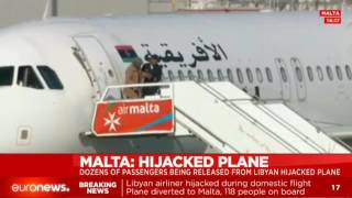 خروج تعدادی از مسافران هواپیمای ربوده شده  خطوط هوایی لیبی، پخش زنده