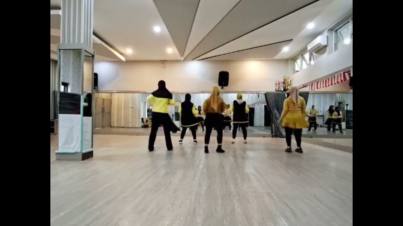 A Un Paso De La Luna - Line Dance [Beginner] Choreo : Penny Tan (MY) - December 2021