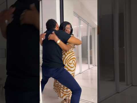 Tirullipa da um abraço gostoso na mãe do Carlinhos