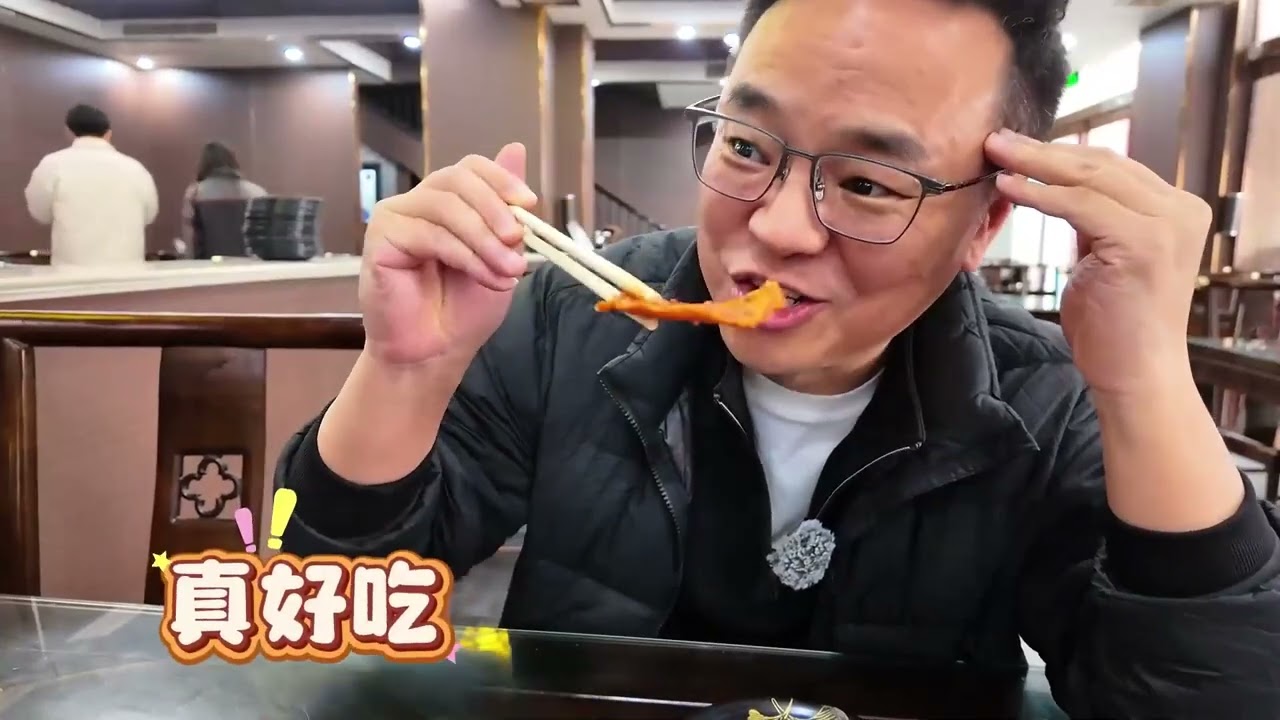 挑战100天吃遍河南！一家烩面馆竟然卖两种烩面！ 这...正宗吗？武陟这家店有羊肉烩面和牛肉烩面两种，牛肉烩面是牛骨熬汤，牛肉卤好之后直接一勺浇在烩面上。10块一碗，里面的肉这么大块的嘛！羊肉烩面的