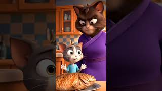 قطة صغيرة تسرق… وأمها تعاقبها قدّام الكل 😳🐱 #viral #cat #meow #trending #youtubeshorts #funny #fyp