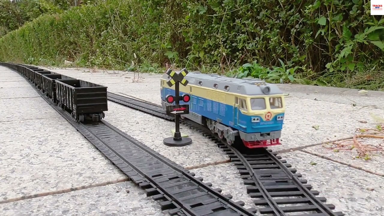 Longest Coal Train Ever! Ho Scale Model Train Carrying Coal Wagons On A ...