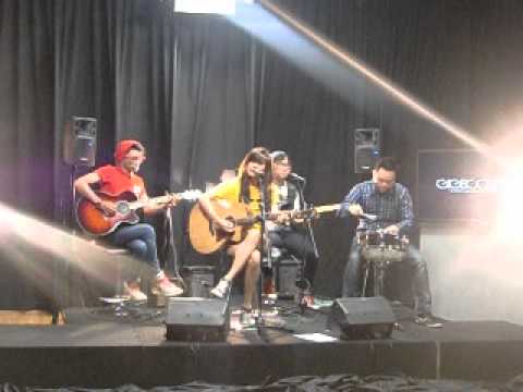 Kristin And The Strawberry Fields - Terlalu Manis (SLANK Cover) At Binustv