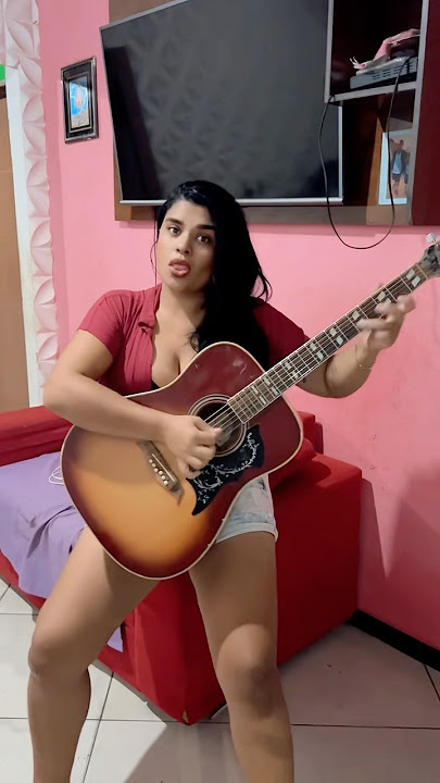 A violeira sem fronteiras em casa tocando essa lapada