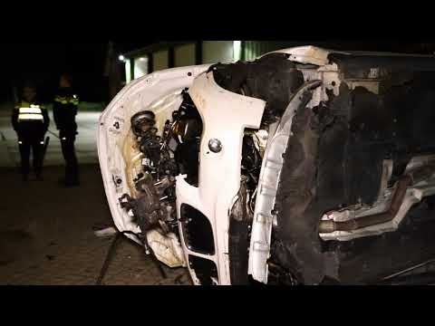 Geldermalsen - Auto richt ravage aan op de Rijnstraat
