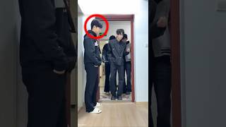 Mereka Terlihat Tinggi Karena Sepatu Mereka  pendek