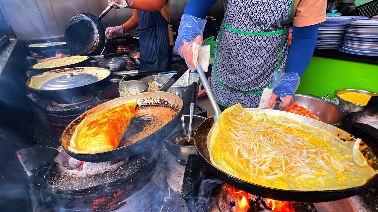 Vietnamese Street Food sizzling cake（Banh Xeo） - YouTube