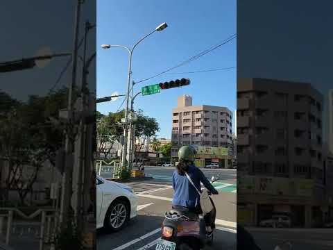 台灣馬路影像🚗哥倫布騎車用手機