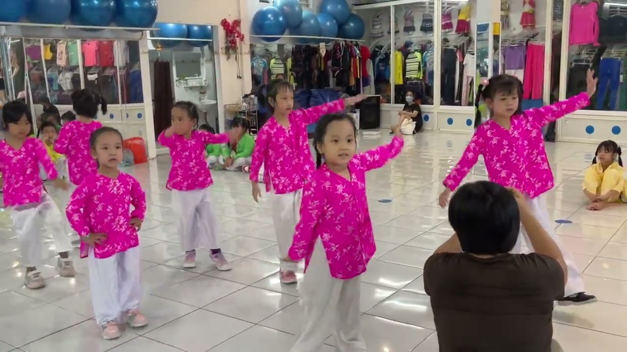 Bé múa Em là nhất miền tây