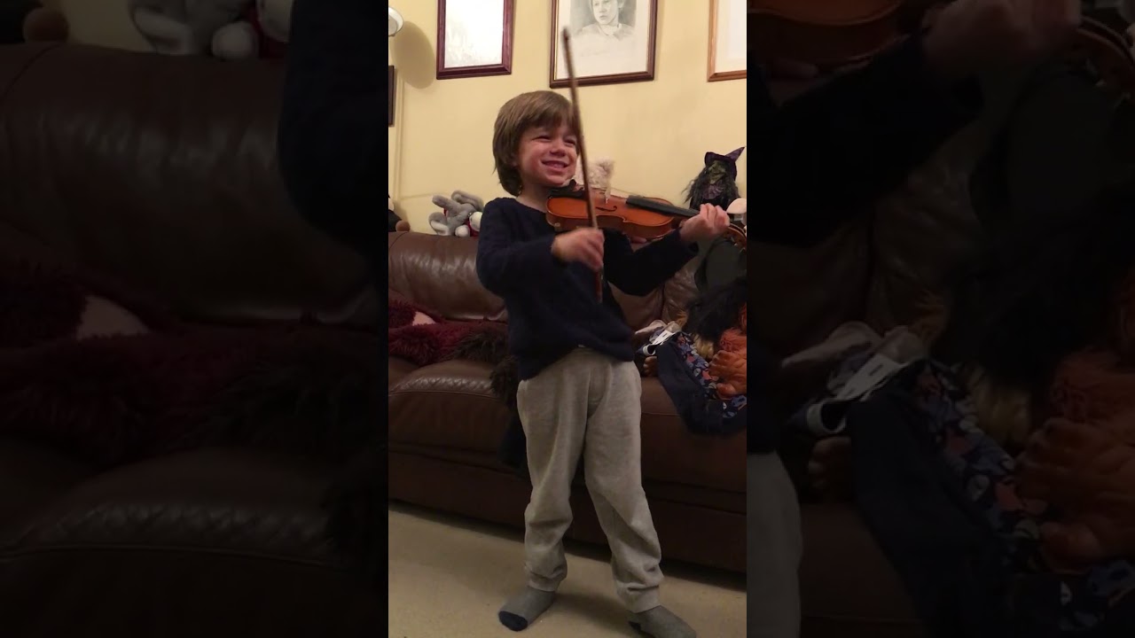 4х летний малыш обожает скрипку, делает что хочет - Миша скрипач