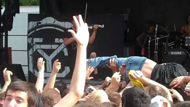 Yellowcard - Sean Mackin backflip and violin solo ...