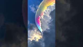 Un nuage multicolore a illuminé le ciel d’Indonésie,