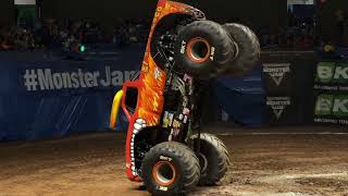 Download Lagu Balapan malam hari mobil monster, aksi gila para driver mobil monster #monsterjam #monstertruck MP3