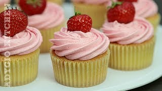 Cupcakes cu buttercream de capsuni | Adygio Kitchen