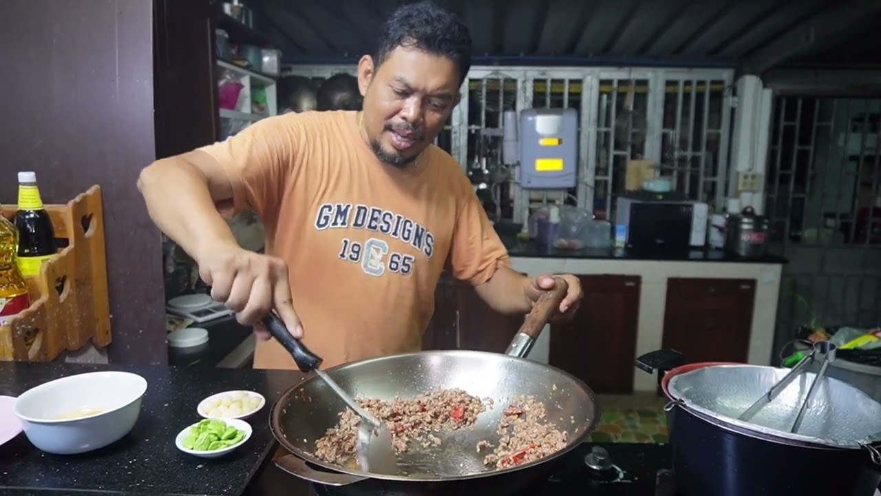 ผัดหมี่สี่เหม็น ชื่อเหม็น แต่หอมอร่อยขอบอก โหน่งโชว์