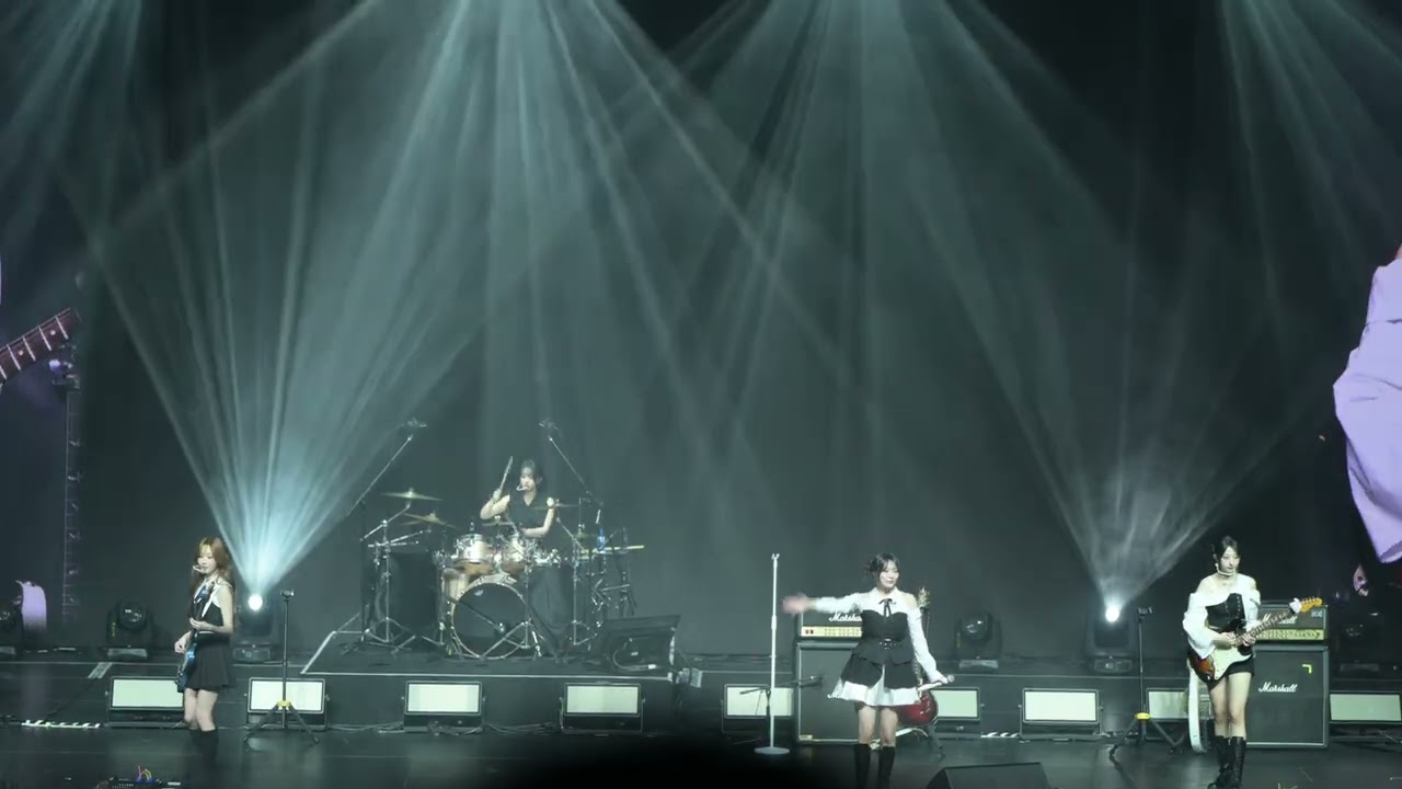 [4K]260103 QWER 'D-Day' 직캠 Fancam @QWER 1ST WORLD TOUR 《ROCKATION》 in MACAU