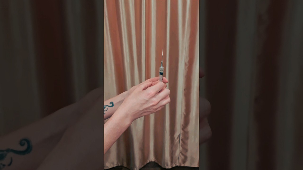 Когда-то в детстве хотела быть хирургом, но научилась делать  только уколы 😁